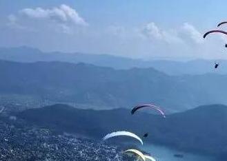 乘坐滑翔伞，尽享全球美景